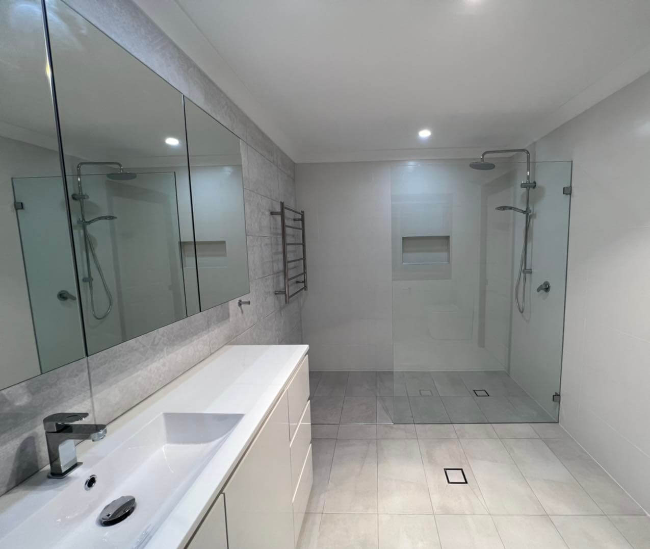 Shower mixer and outlet installation